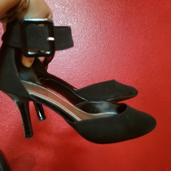 SOLD * Black heels - Picture 3 of 4